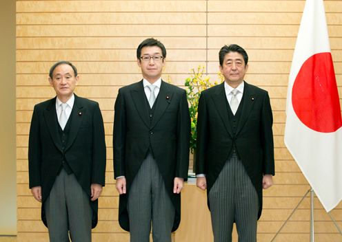 Photograph of the Prime Minister attending a commemorative photograph session with State Minister Tanaka (3)