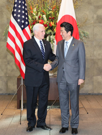 Photograph of the Prime Minister welcoming U.S. Vice President Pence