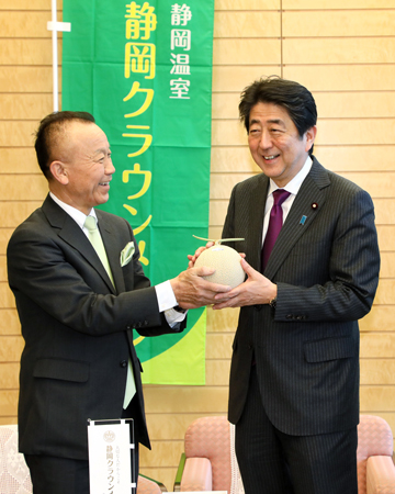 Photograph of the Prime Minister being presented with the Shizuoka Crown Melon (2)