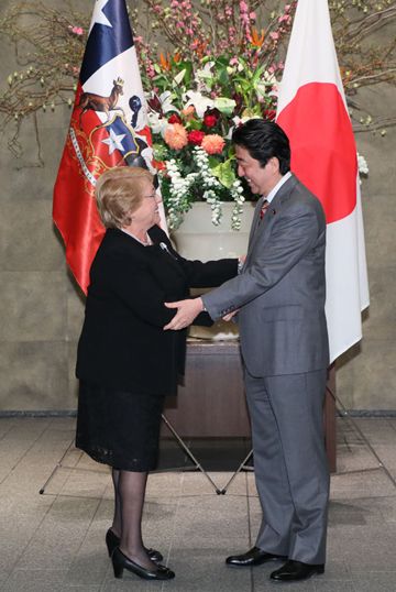 Photograph of the Prime Minister welcoming the President of Chile