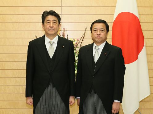 Photograph of the Prime Minister attending a photograph session with the newly appointed Minister Fukui (2)