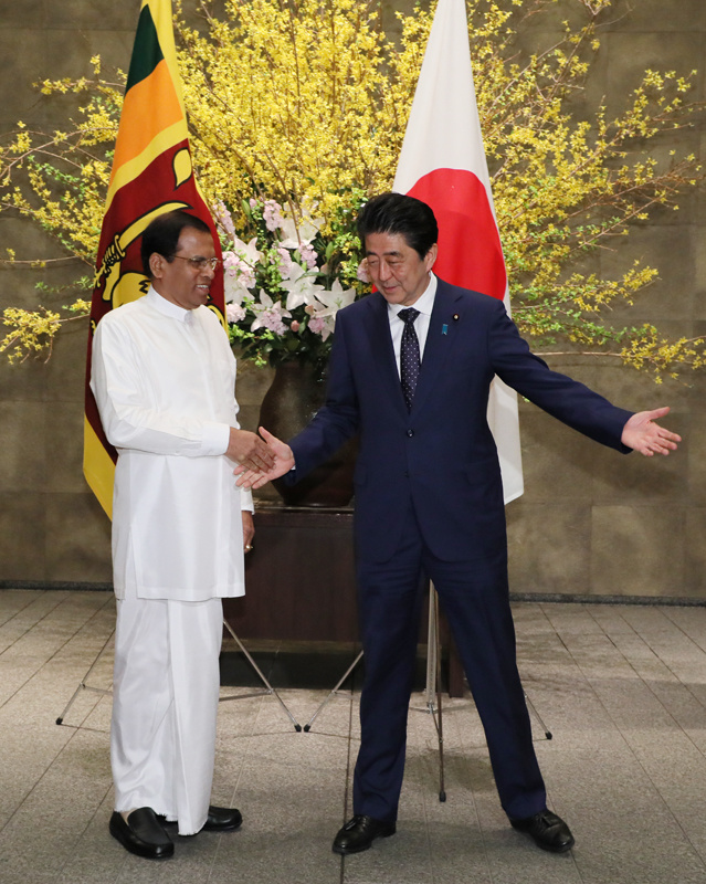 Photograph of Prime Minister Abe welcoming the President of Sri Lanka