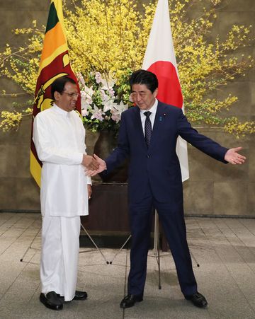 Photograph of Prime Minister Abe welcoming the President of Sri Lanka