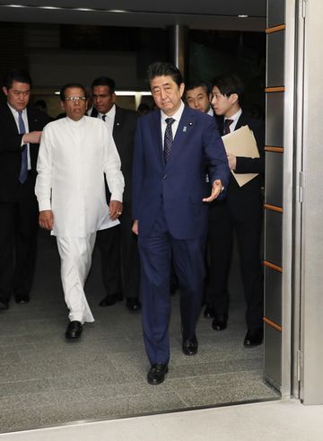 Photograph of the leaders heading to the signing ceremony and joint press announcement