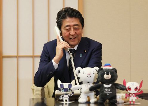 Photograph of the Prime Minister making the congratulatory telephone call to alpine skier Momoka Muraoka