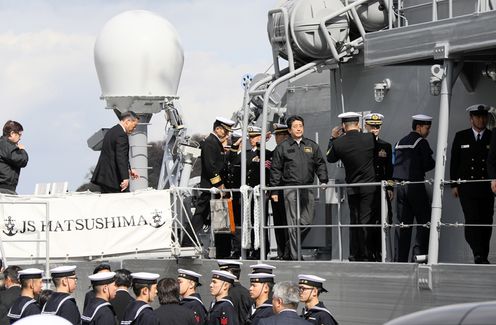 Photograph of the Prime Minister touring the minesweeper J.S. Hatsushima (minesweeper) (1)
