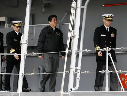 Photograph of the Prime Minister touring the minesweeper J.S. Hatsushima  (minesweeper) (2)