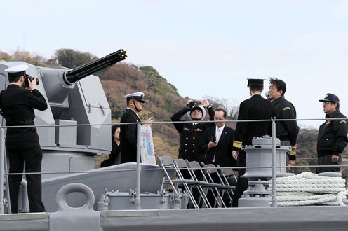 Photograph of the Prime Minister touring the minesweeper J.S. Hatsushima  (minesweeper) (4)