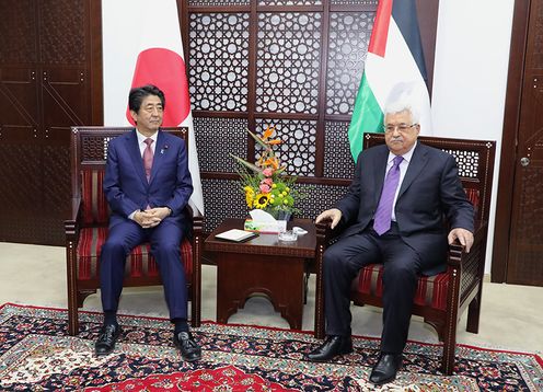 Photograph of the Japan-Palestine Summit Meeting