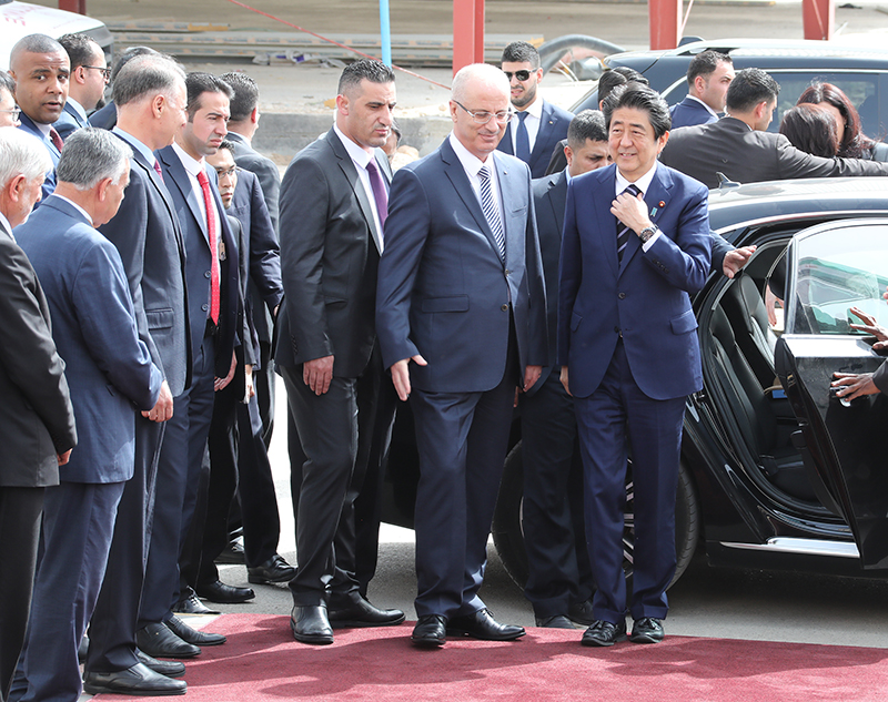 Photograph of the Prime Minister being welcomed by the Prime Minister of Palestine