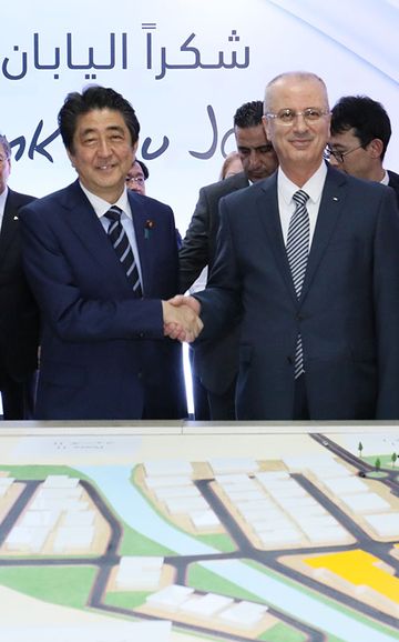Photograph of the Prime Minister visiting the Jericho Agro-Industrial Park (JAIP)