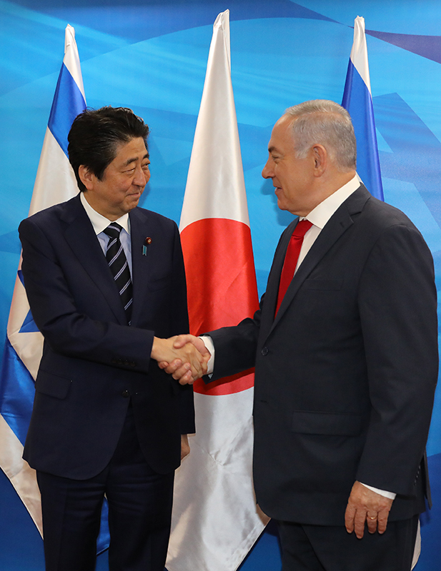 Photograph of the Prime Minister being welcomed by the Prime Minister of Israel