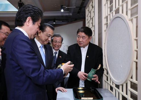 Photograph of the Prime Minister viewing the Chinese Culture Exhibition