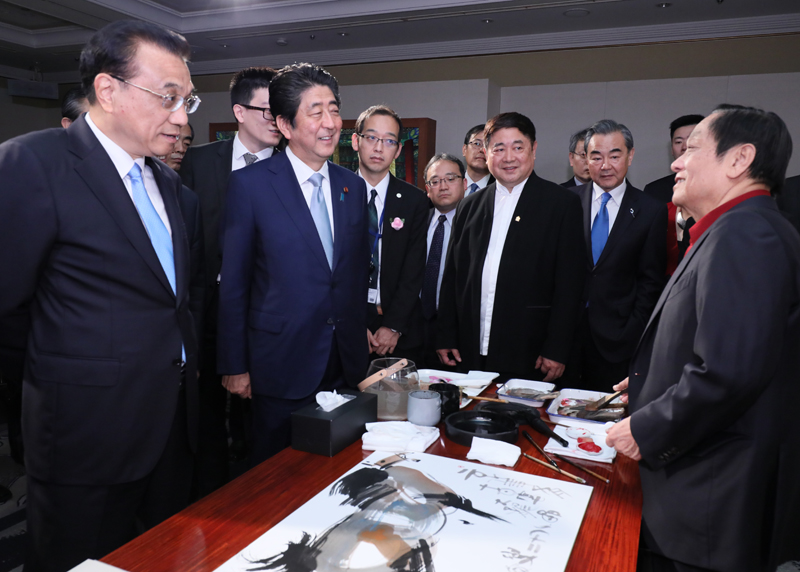Photograph of the Prime Minister viewing the Chinese Culture Exhibition