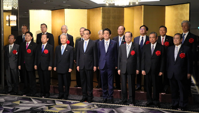 Commemorative photograph at the welcome reception for the Premier of the State Council of China