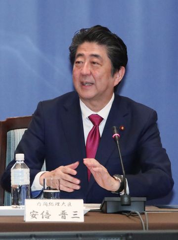 Photograph of the Prime Minister delivering an address at the Third Japan-China Governors’ Forum