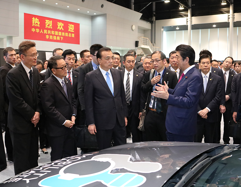 Photograph of the leaders visiting a plant of an automobile manufacturing company