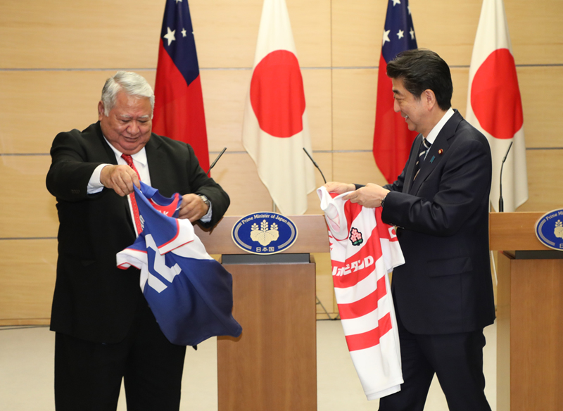Photograph of the leaders exchanging uniforms of their countries’ national rugby teams