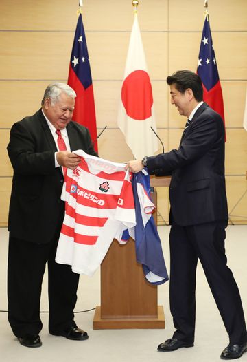 Photograph of the leaders exchanging uniforms of their countries’ national rugby teams
