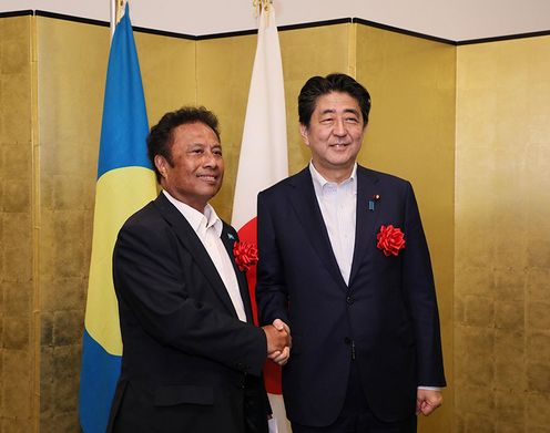 Photograph of the Prime Minister shaking hands with the President of Palau