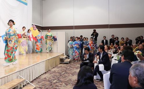 Photograph of the Prime Minister viewing the kimono show