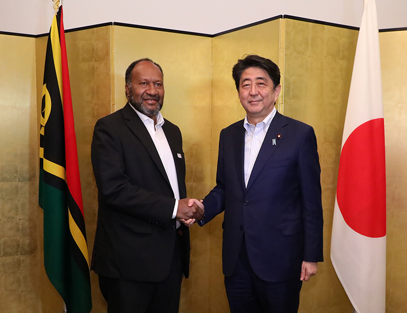 Photograph of the Prime Minister shaking hands with the Prime Minister of the Republic of Vanuatu