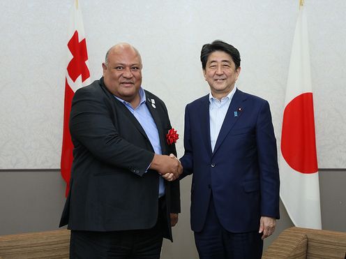 Photograph of the Prime Minister shaking hands with the Deputy Prime Minister and Minister for Infrastructure and Tourism of Tonga