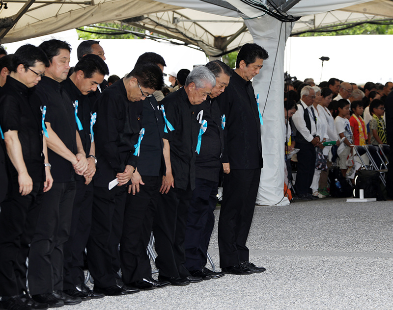 Photograph of the Prime Minister observing a minute of silence at the Memorial Ceremony to Commemorate the Fallen on the 73rd Anniversary of the End of the Battle of Okinawa