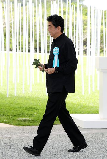 Photograph of the Prime Minister offering a flower at the Memorial Ceremony to Commemorate the Fallen on the 73rd Anniversary of the End of the Battle of Okinawa (1)