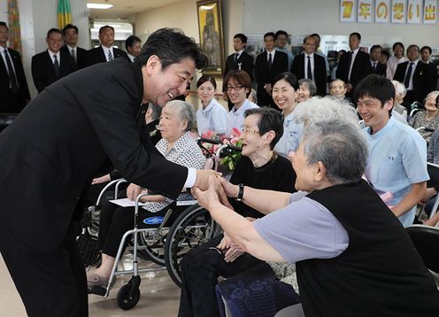 Photograph of the Prime Minister visiting residents of the nursing home for atomic bomb survivors