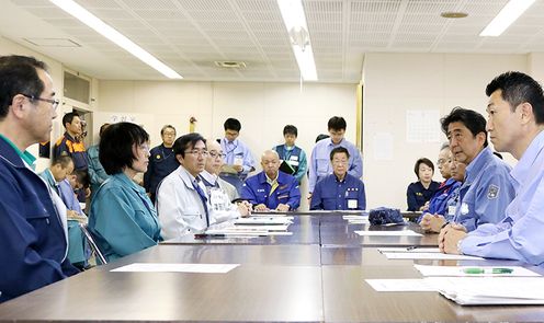Photograph of the Prime Minister exchanging views with the Governor of Hokkaido and others