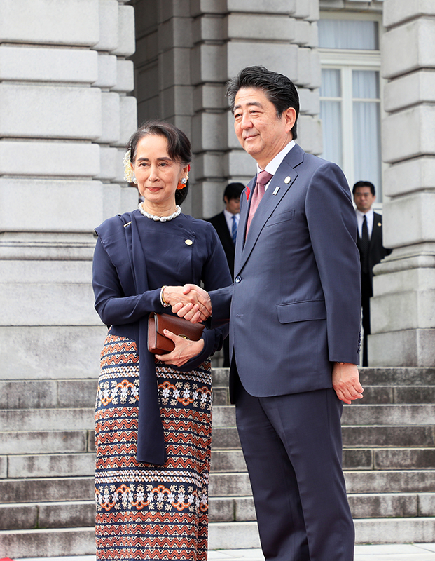 Photograph of the Prime Minister welcoming the State Counsellor of the Republic of the Union of Myanmar