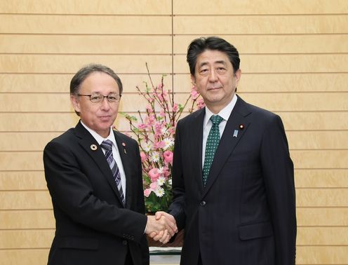 Photograph of the Prime Minister shaking hands with the Governor of Okinawa Prefecture
