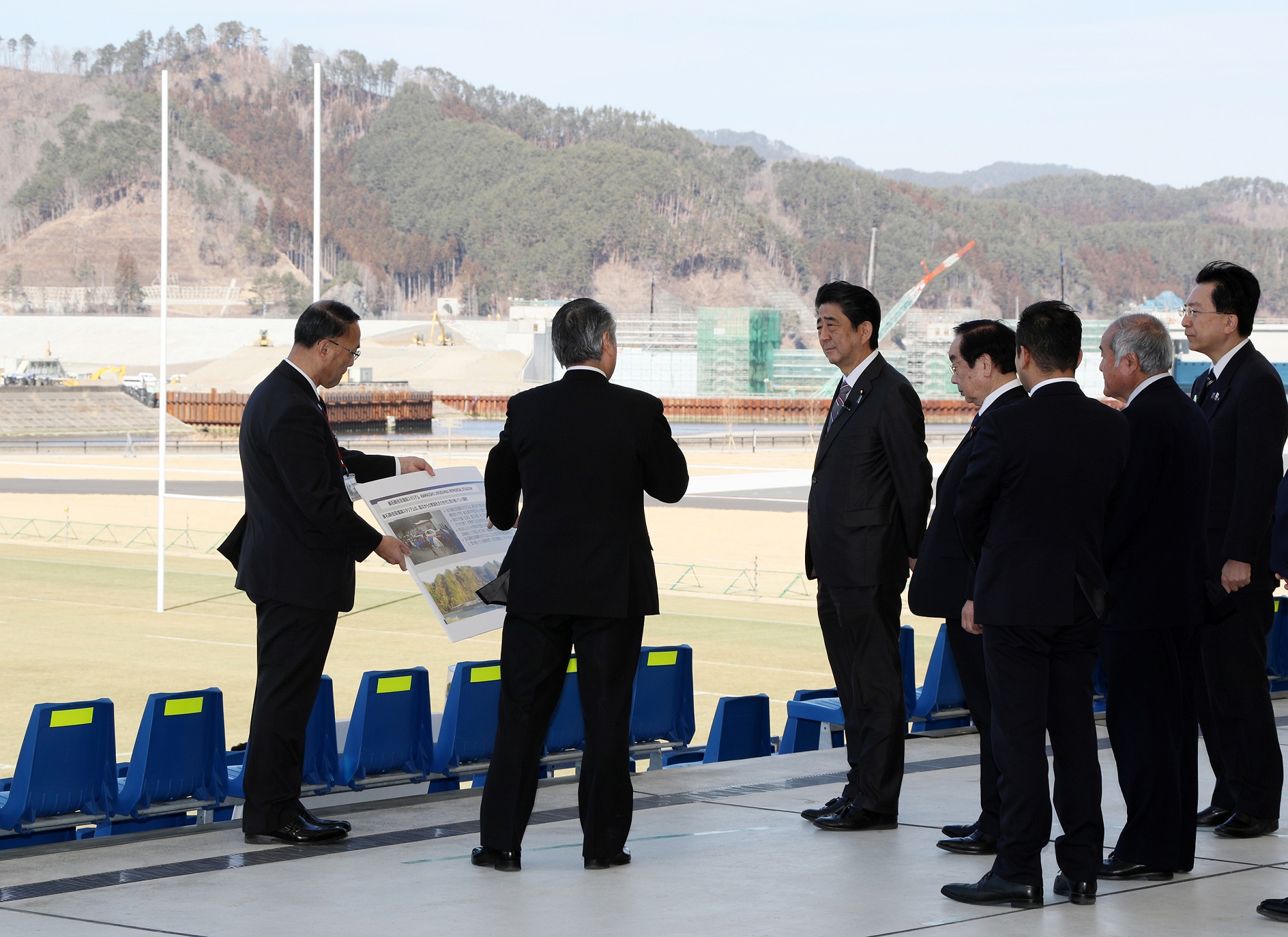 Photograph of the Prime Minister visiting Kamaishi Unosumai Memorial Stadium