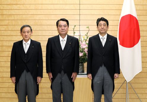 Photograph of the Prime Minister attending the photograph session with State Minister Makino (2)