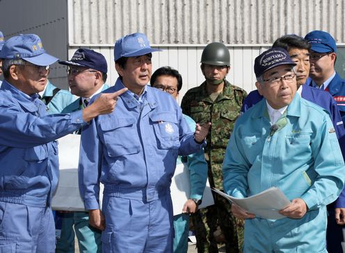 Photograph of the Prime Minister visiting a site affected by the flooding in Motomiya City, Fukushima Prefecture (1)
