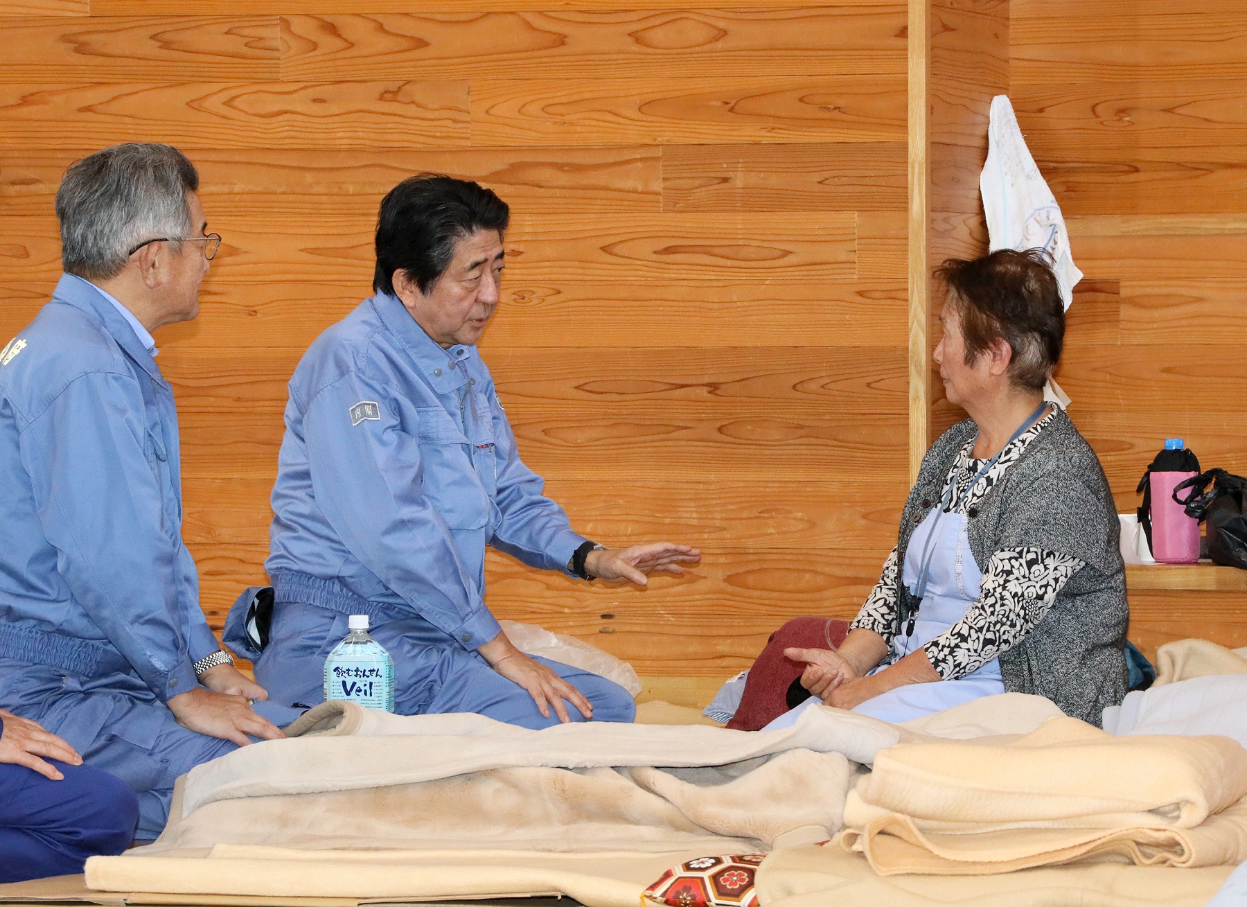 Photograph of the Prime Minister visiting an evacuation center in Koriyama City, Fukushima Prefecture (1)
