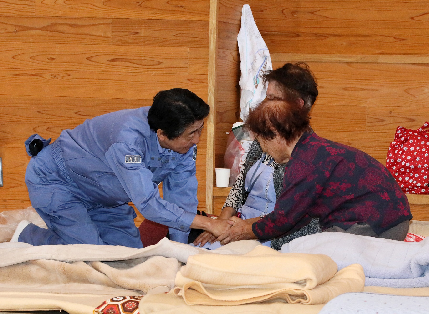 Photograph of the Prime Minister visiting an evacuation center in Koriyama City, Fukushima Prefecture (2)