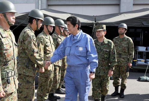 Photograph of the Prime Minister visiting an evacuation center in Koriyama City, Fukushima Prefecture (4)