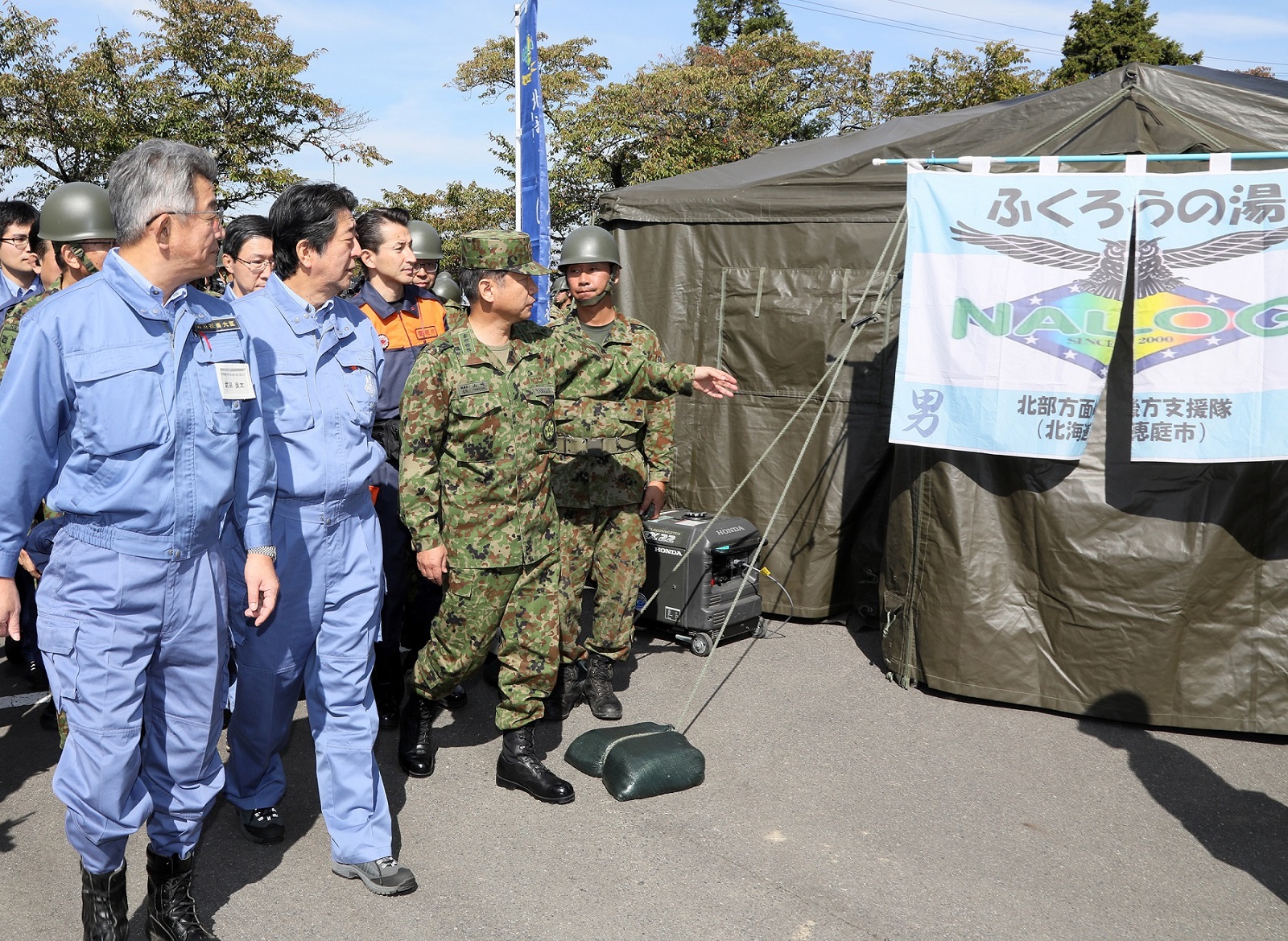 Photograph of the Prime Minister visiting an evacuation center in Koriyama City, Fukushima Prefecture (5)