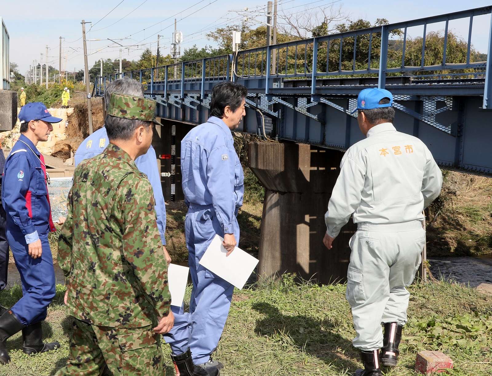 Photograph of the Prime Minister visiting a site affected by the flooding in Motomiya City, Fukushima Prefecture (2)