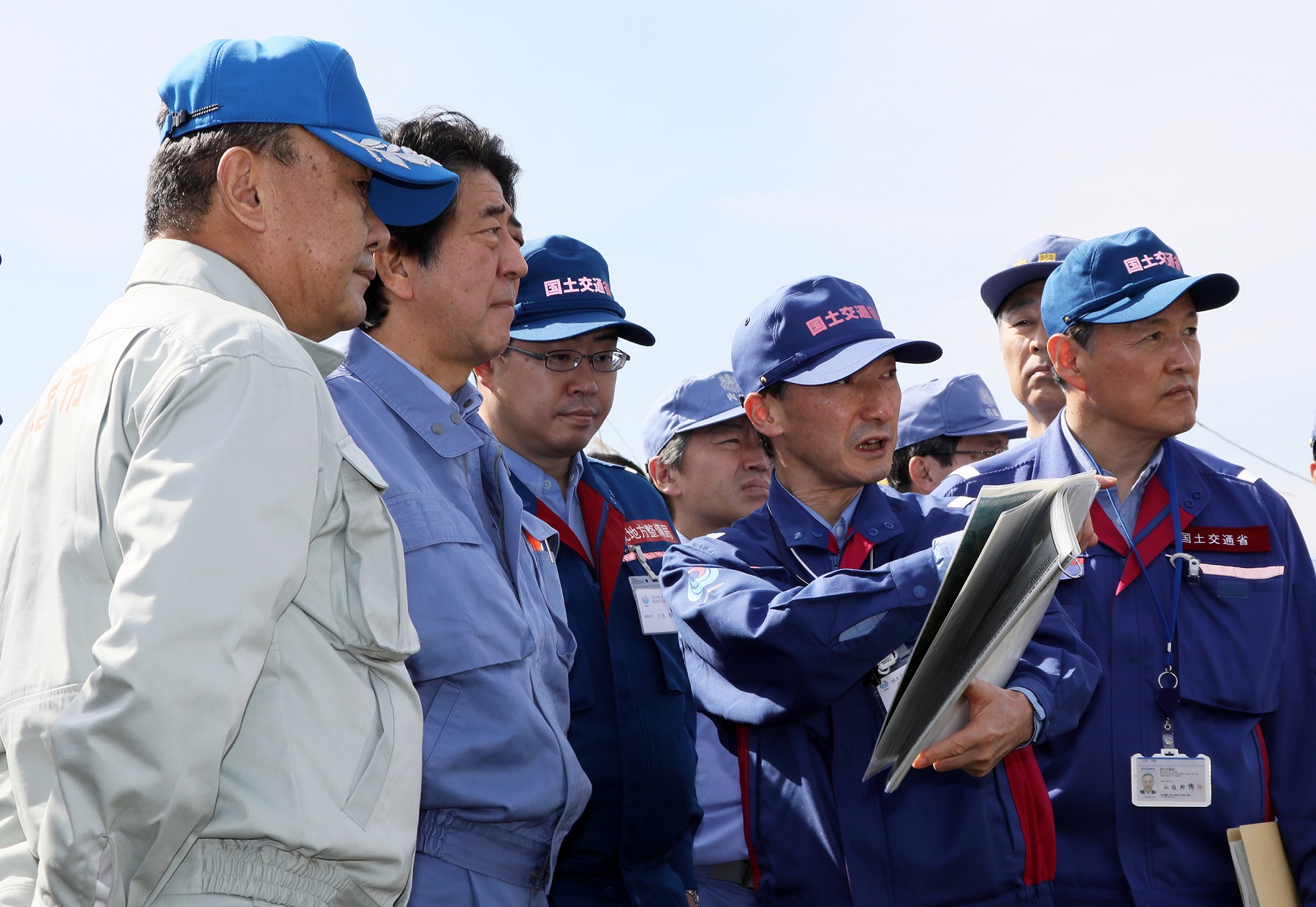 Photograph of the Prime Minister visiting a site affected by the flooding in Motomiya City, Fukushima Prefecture (3)