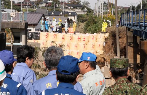 Photograph of the Prime Minister visiting a site affected by the flooding in Motomiya City, Fukushima Prefecture (4)