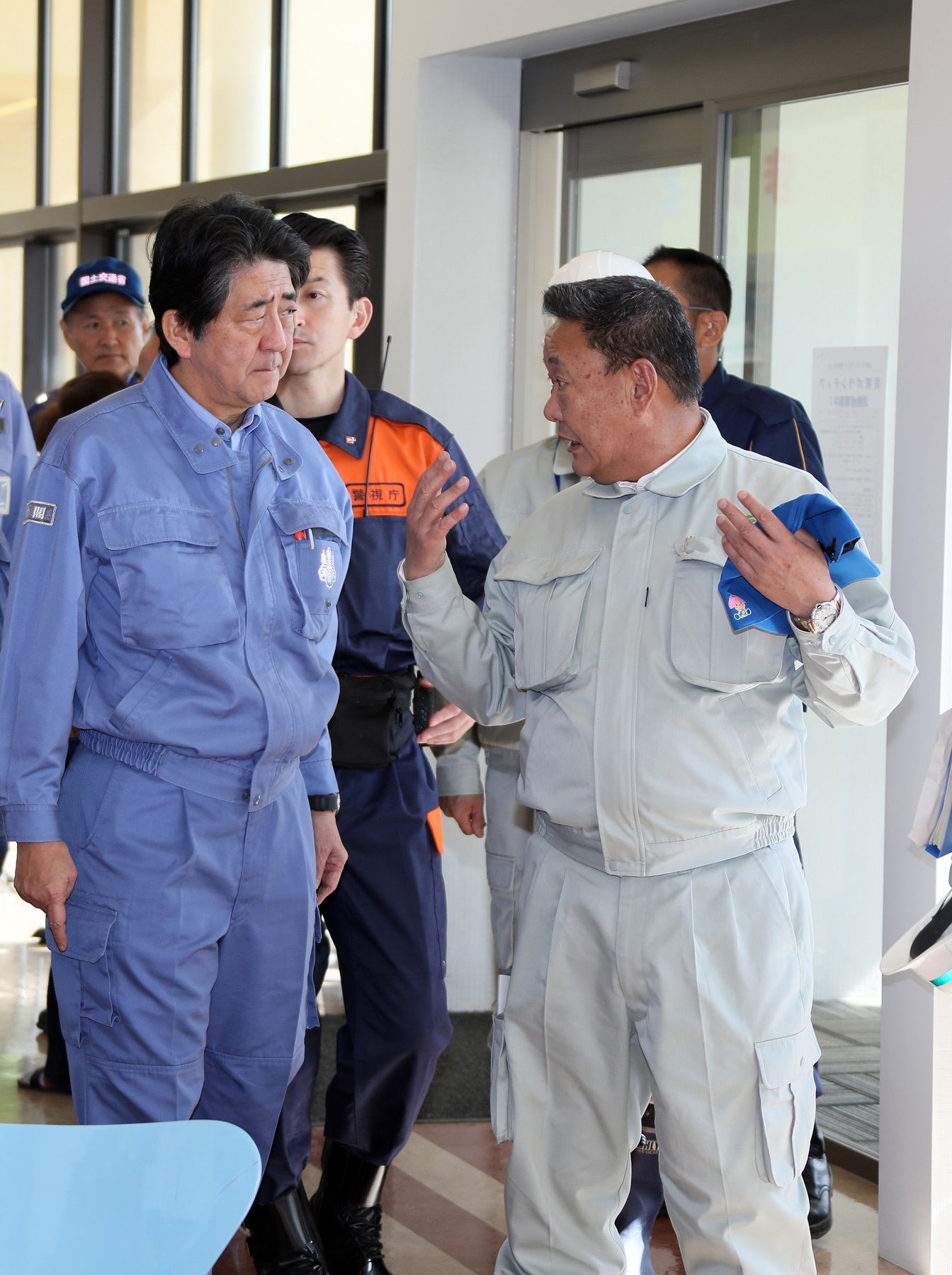 Photograph of the Prime Minister visiting an evacuation center in Motomiya City, Fukushima Prefecture (1)