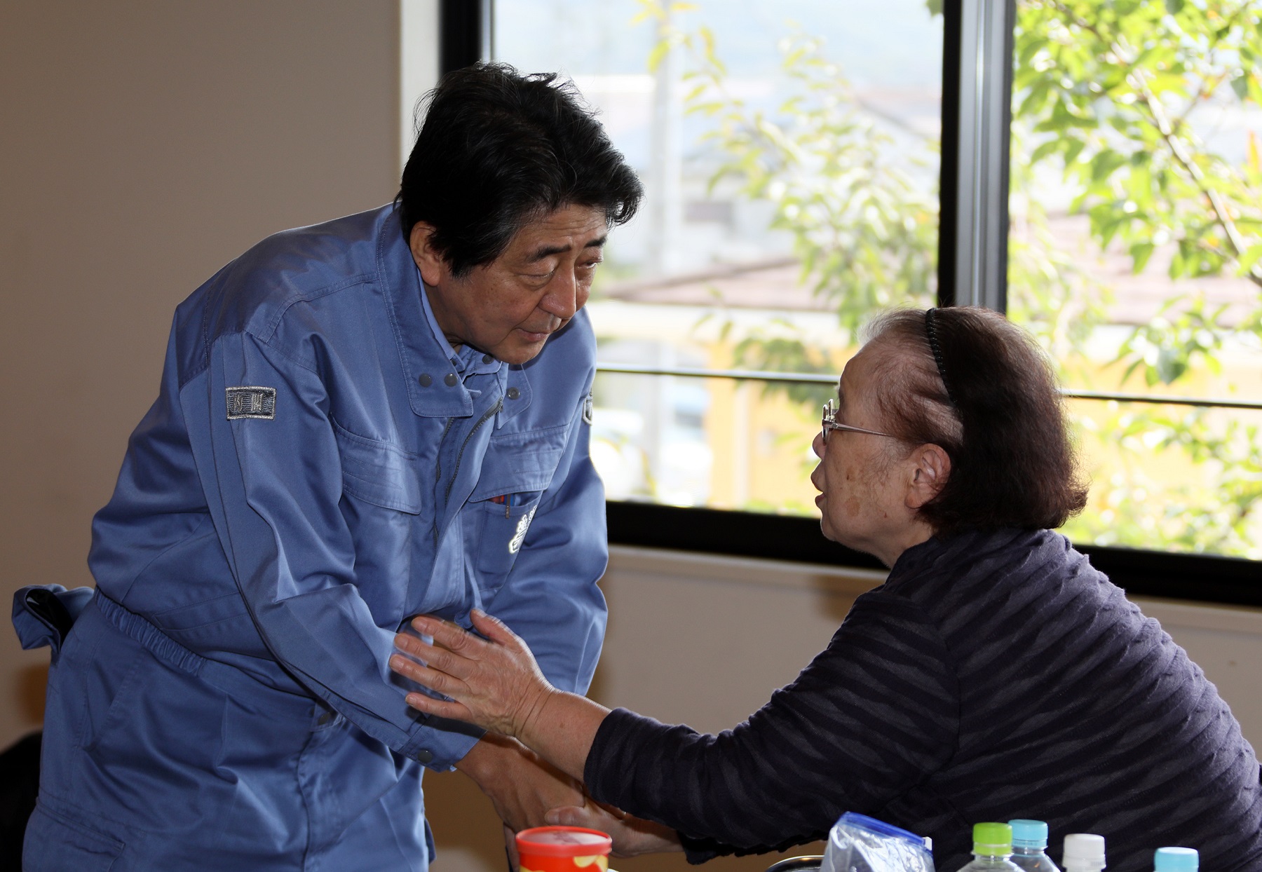Photograph of the Prime Minister visiting an evacuation center in Motomiya City, Fukushima Prefecture (2)
