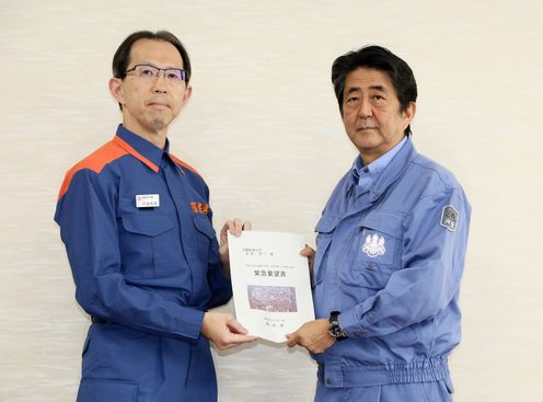 Photograph of the Prime Minister receiving a request from the Governor of Fukushima Prefecture
