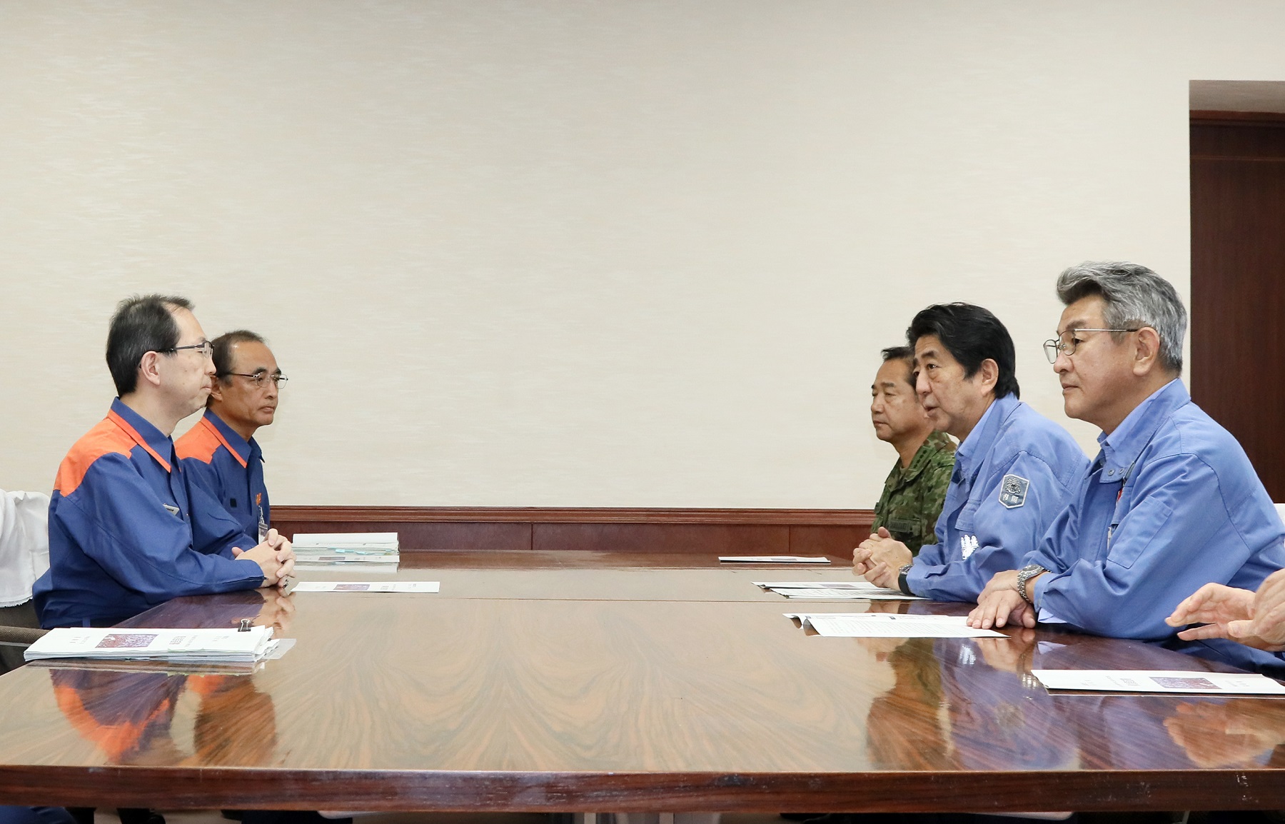 Photograph of an exchange of views with the Governor of Fukushima Prefecture