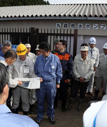 Photograph of the Prime Minister visiting a disaster-affected area in Marumori Town, Miyagi Prefecture (1)