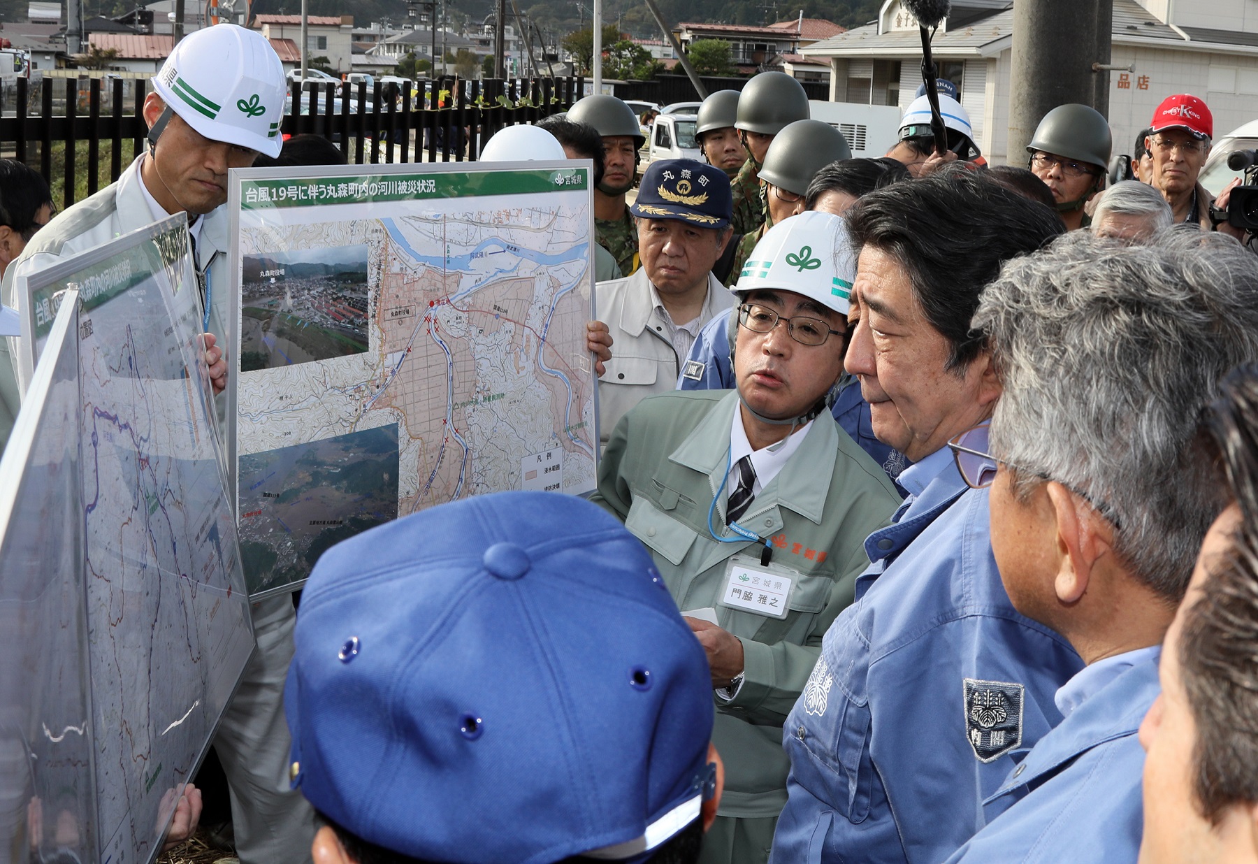 Photograph of the Prime Minister visiting a disaster-affected area in Marumori Town, Miyagi Prefecture (2)