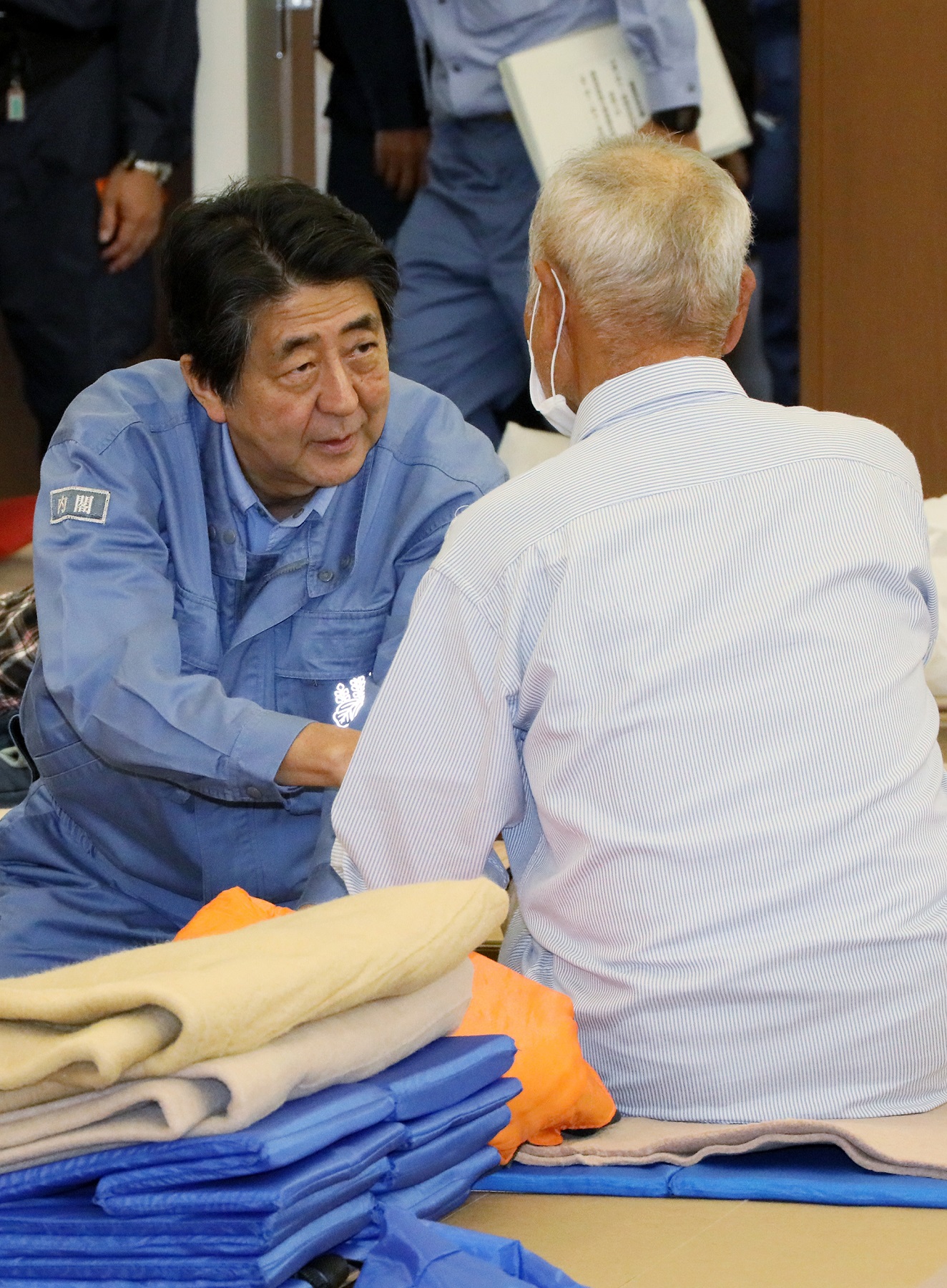 Photograph of the Prime Minister visiting an evacuation center in Marumori Town, Miyagi Prefecture (1)